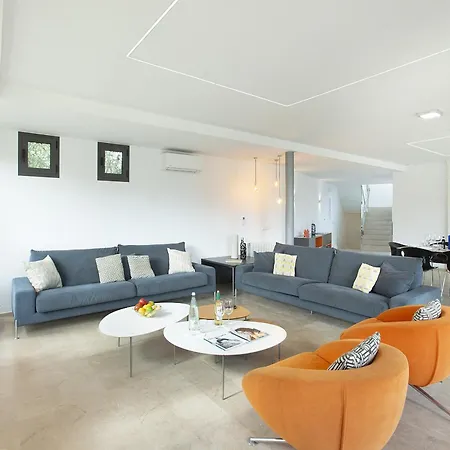 Villa Owl Tereu - Luxury Retreat With Mountain Views
